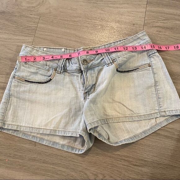 Red Riviet, size 5 short jean shorts, light wash - Picture 9 of 10